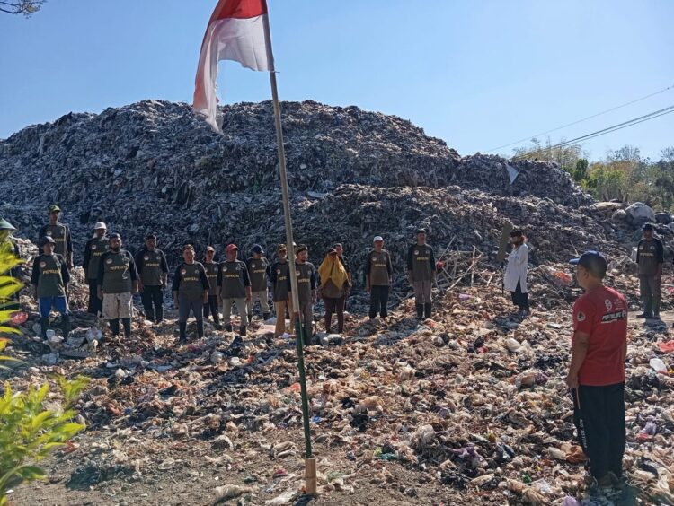 Upacara HUT RI Pemulung Ponorogo: "Kami Miskin, Tapi Soal Nasionalisme Tak Kalah Dibanding Para Koruptor"