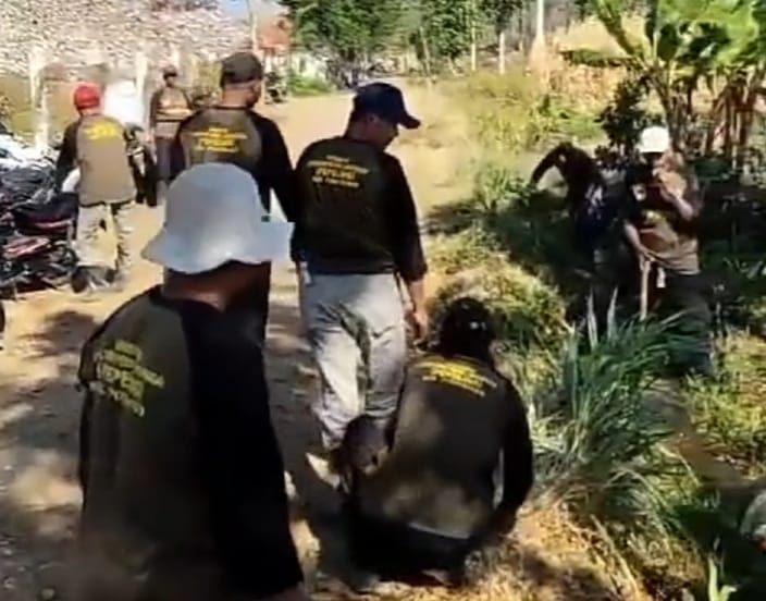 Upacara HUT RI Pemulung Ponorogo: "Kami Miskin, Tapi Soal Nasionalisme Tak Kalah Dibanding Para Koruptor"