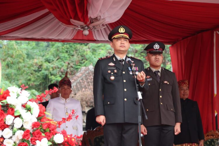 Kapolres AKBP Rivanda Inspektur Upacara Penurunan Bendera HUT ke 79 Kabupaten Tanggamus