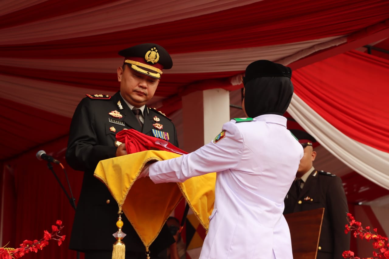 Kapolres AKBP Rivanda Inspektur Upacara Penurunan Bendera HUT ke 79 Kabupaten Tanggamus