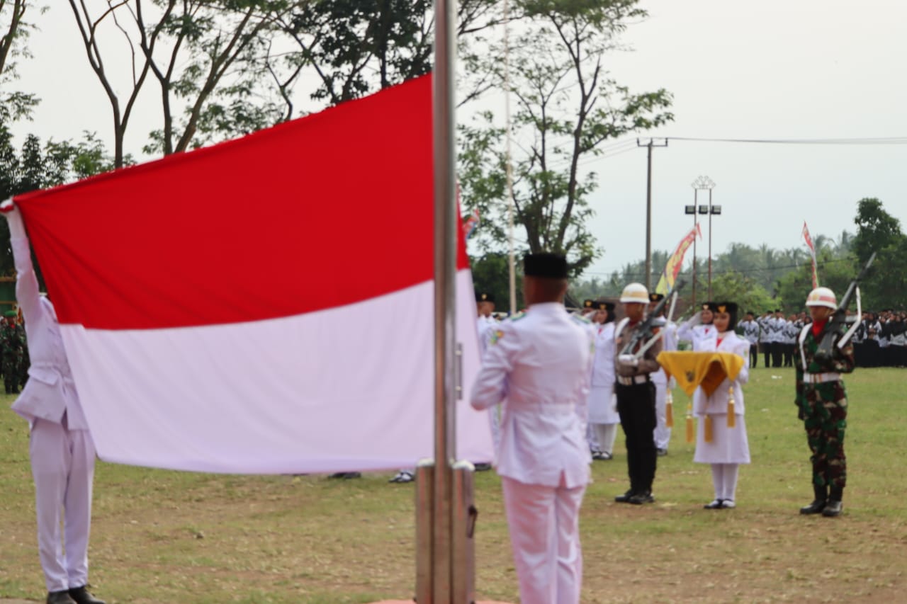 Kapolres AKBP Rivanda Inspektur Upacara Penurunan Bendera HUT ke 79 Kabupaten Tanggamus