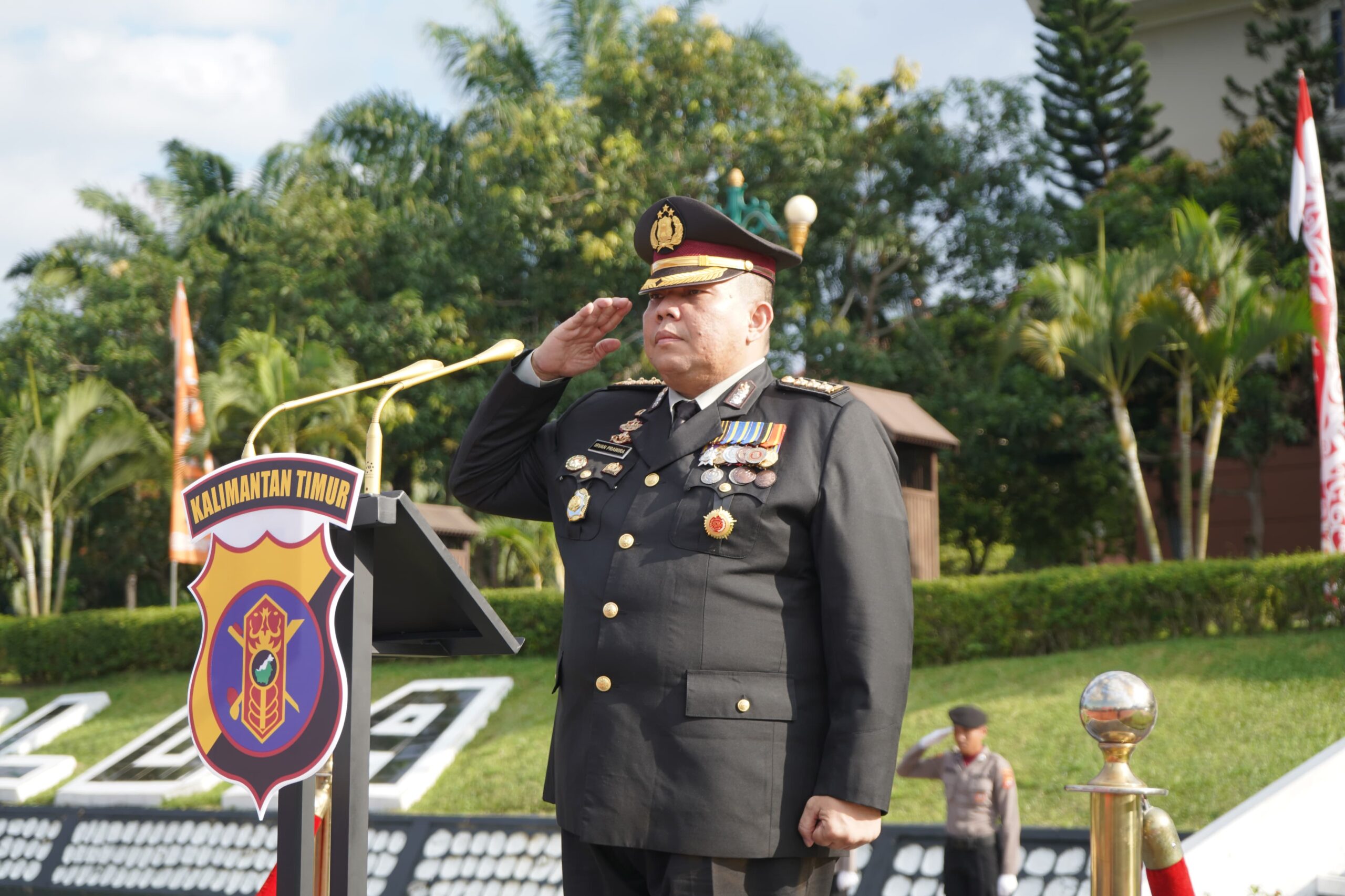Semarak HUT RI ke-79, Karo SDM Polda Kaltim Pimpin Upacara Penurunan Bendera