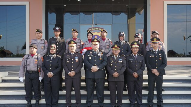 Semarak HUT RI ke-79, Karo SDM Polda Kaltim Pimpin Upacara Penurunan Bendera