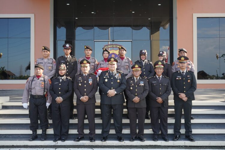 Semarak HUT RI ke-79, Karo SDM Polda Kaltim Pimpin Upacara Penurunan Bendera