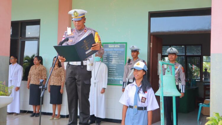 Police Go To School"Kasatlantas Polres SBD Bertindak Selaku Irup Upacara Bendera di SMAS St. Thomas Aquinas Kota Tambolaka