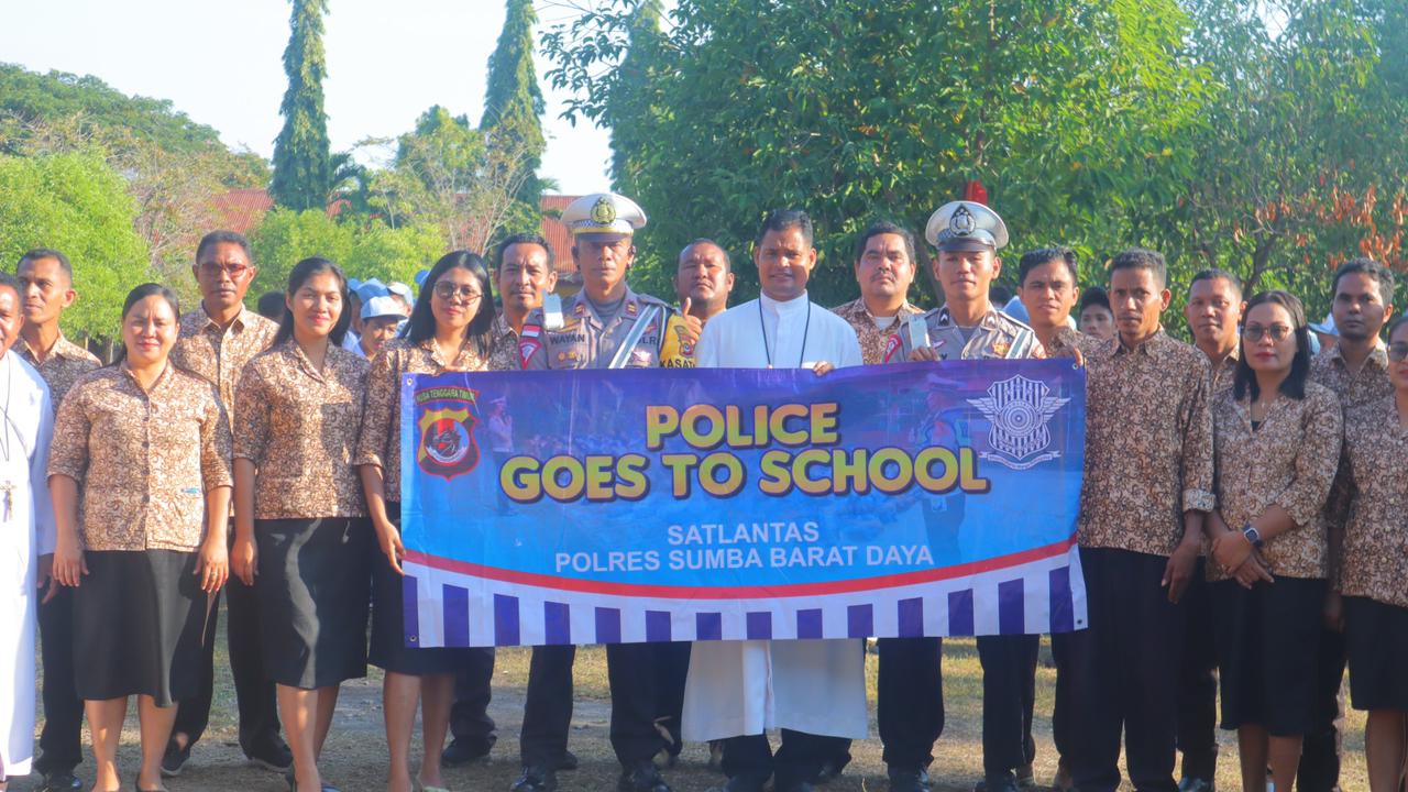 Police Go To School"Kasatlantas Polres SBD Bertindak Selaku Irup Upacara Bendera di SMAS St. Thomas Aquinas Kota Tambolaka