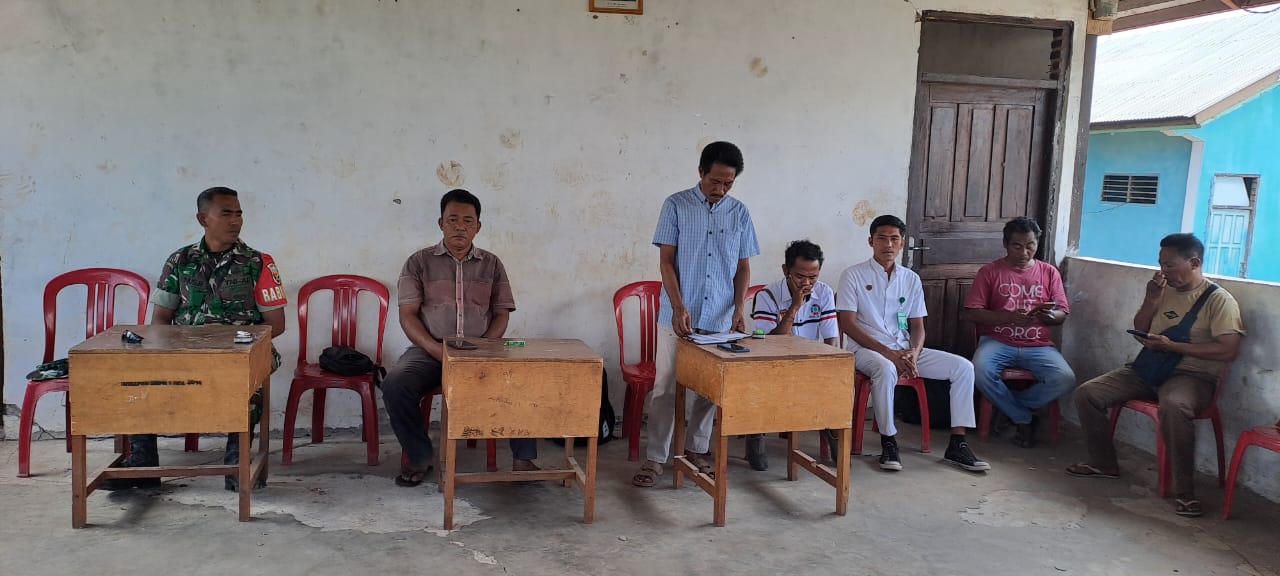 Babinsa Koramil 06/Karera Hadiri Penyaluran BLT DD Desa Hamba Wutang