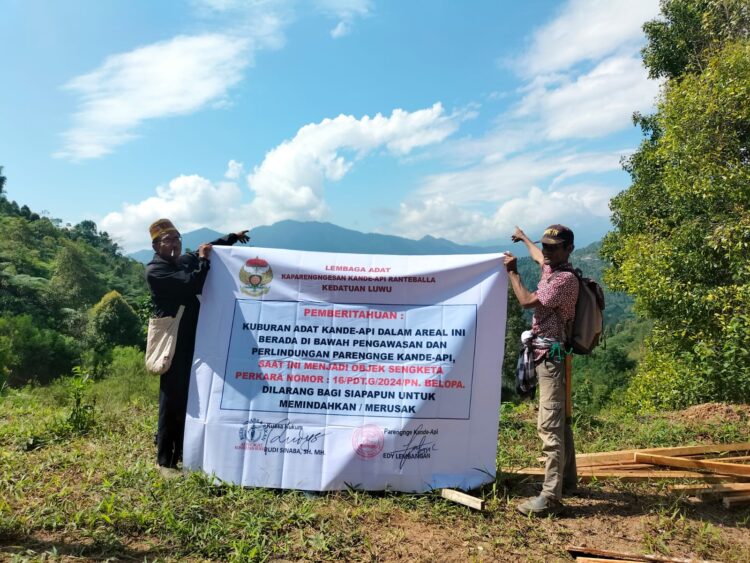 Pemangku Adat (Parenge) Kande Api Edy Lembangan dan sejumlah warga adat Kande Api pada tanggal 17-08-2024 melakukan penguasaan tanah adat