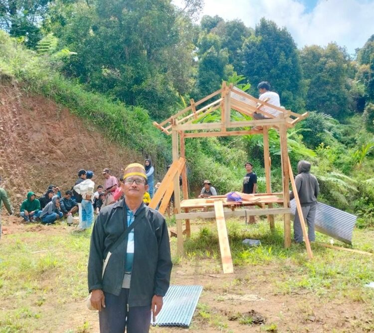 Pemangku Adat (Parenge) Kande Api Edy Lembangan dan sejumlah warga adat Kande Api pada tanggal 17-08-2024 melakukan penguasaan tanah adat