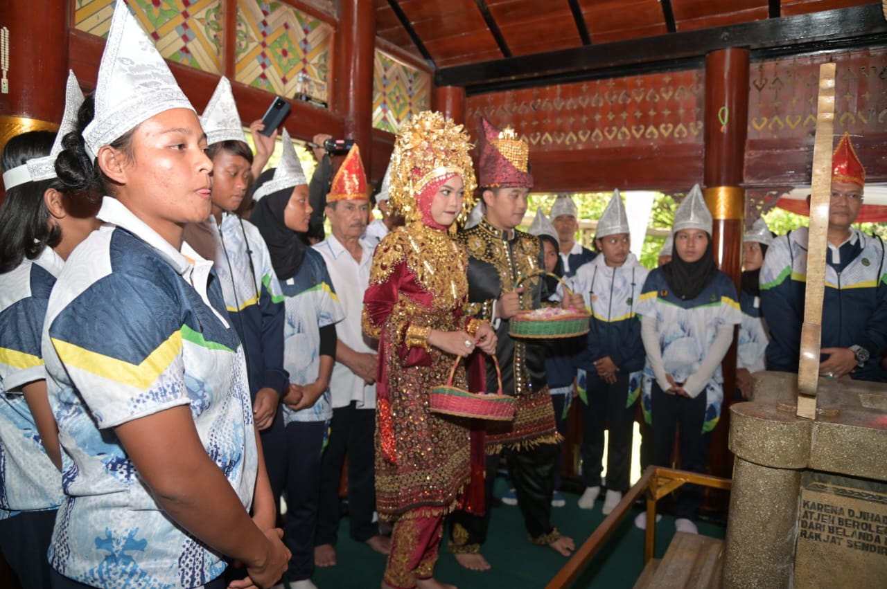 Dipimpin Komandan Kontingen, Atlet Jabar Ziarah ke Makam Cut Nyak Dien