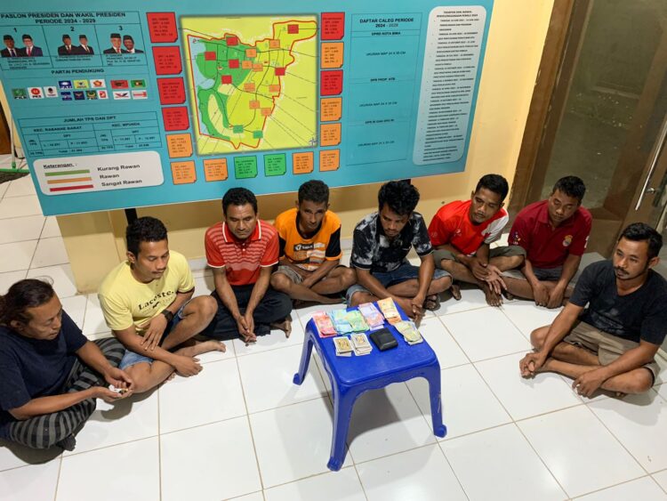 Team Opsnal Polsek Rasanae Barat Ringkus 8 Pelaku Judi dan Amankan Sejumlah Barang Bukti