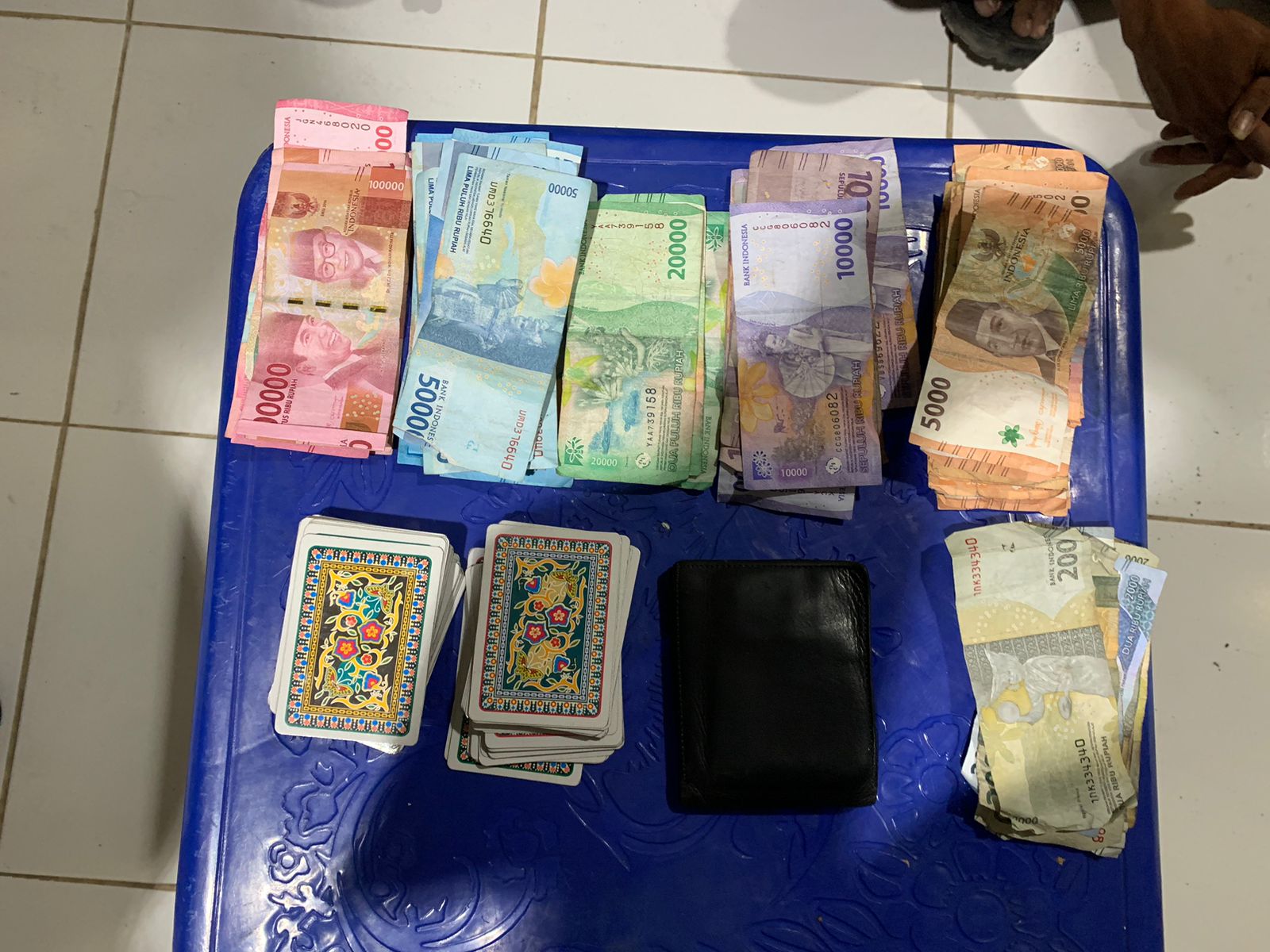 Team Opsnal Polsek Rasanae Barat Ringkus 8 Pelaku Judi dan Amankan Sejumlah Barang Bukti