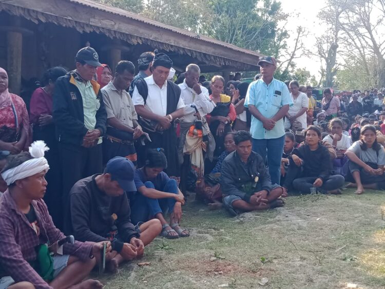 Ribuan Pendukung Mengantar Calon Bupati Umbu Besi Pinang Kedda Rambu Katta Calon Wakil Bupati di Kampung Waimanu Padabar