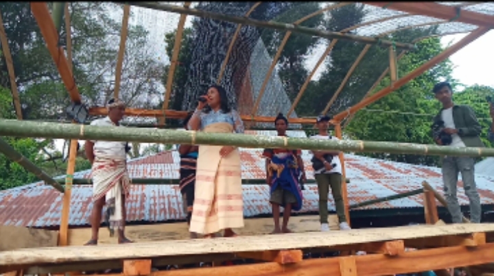 Ribuan Pendukung Mengantar Calon Bupati Umbu Besi Pinang Kedda Rambu Katta Calon Wakil Bupati di Kampung Waimanu Padabar