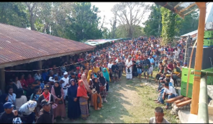 Ribuan Pendukung Mengantar Calon Bupati Umbu Besi Pinang Kedda Rambu Katta Calon Wakil Bupati di Kampung Waimanu Padabar