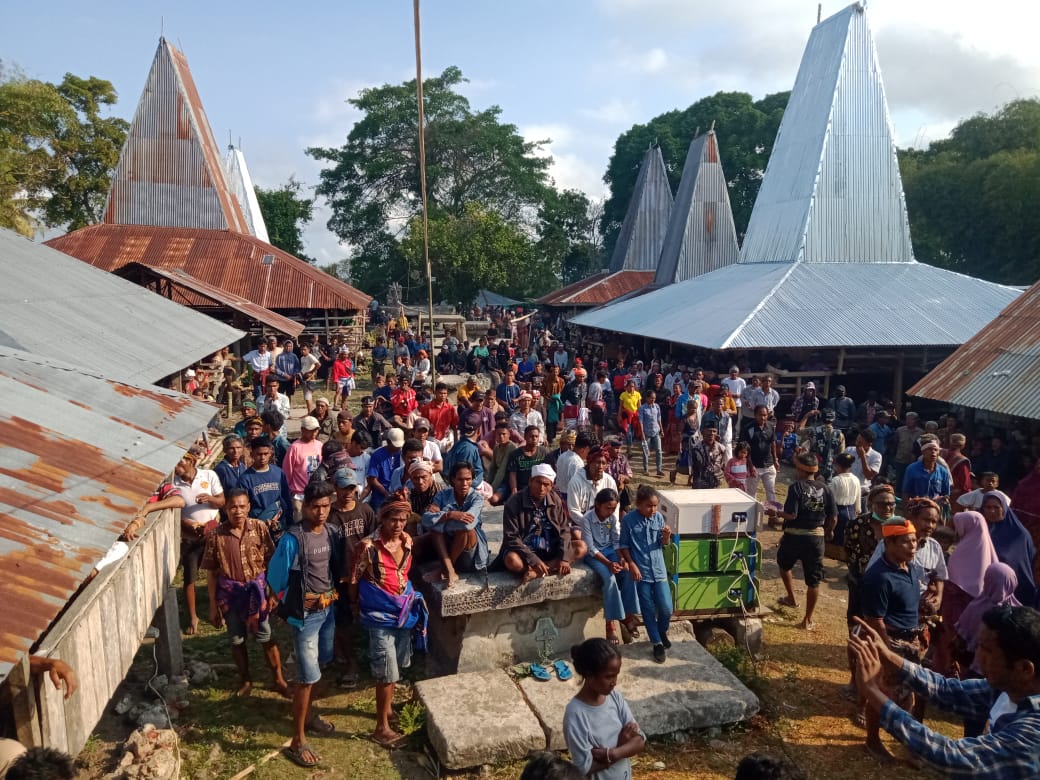 Ribuan Pendukung Mengantar Calon Bupati Umbu Besi Pinang Kedda Rambu Katta Calon Wakil Bupati di Kampung Waimanu Padabar