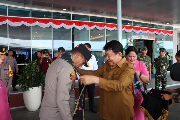 Kunjungan Kerja, Kapolda NTT Disambut Tradisi Kepok Curu di Labuan Bajo