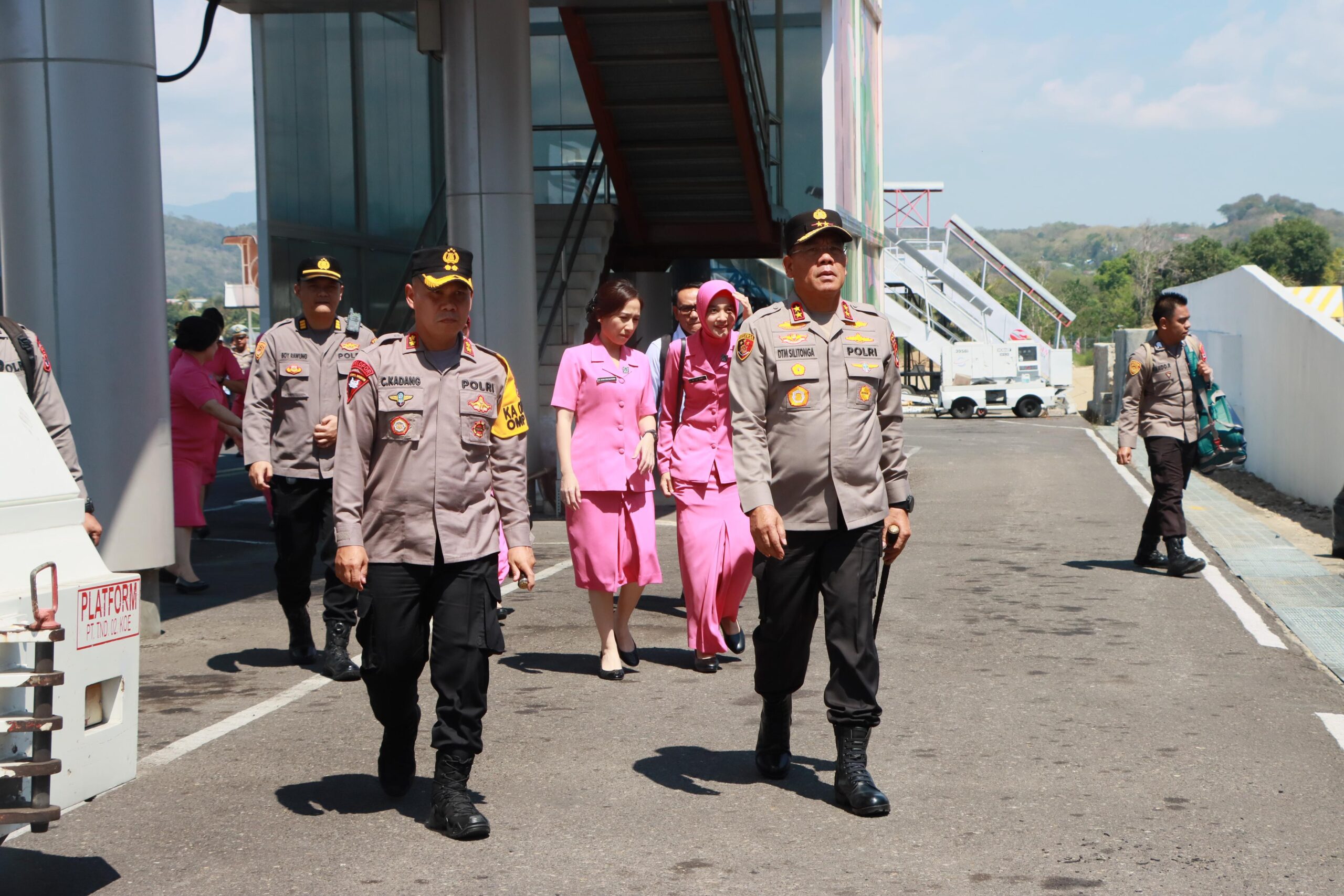 Kunjungan Kerja, Kapolda NTT Disambut Tradisi Kepok Curu di Labuan Bajo