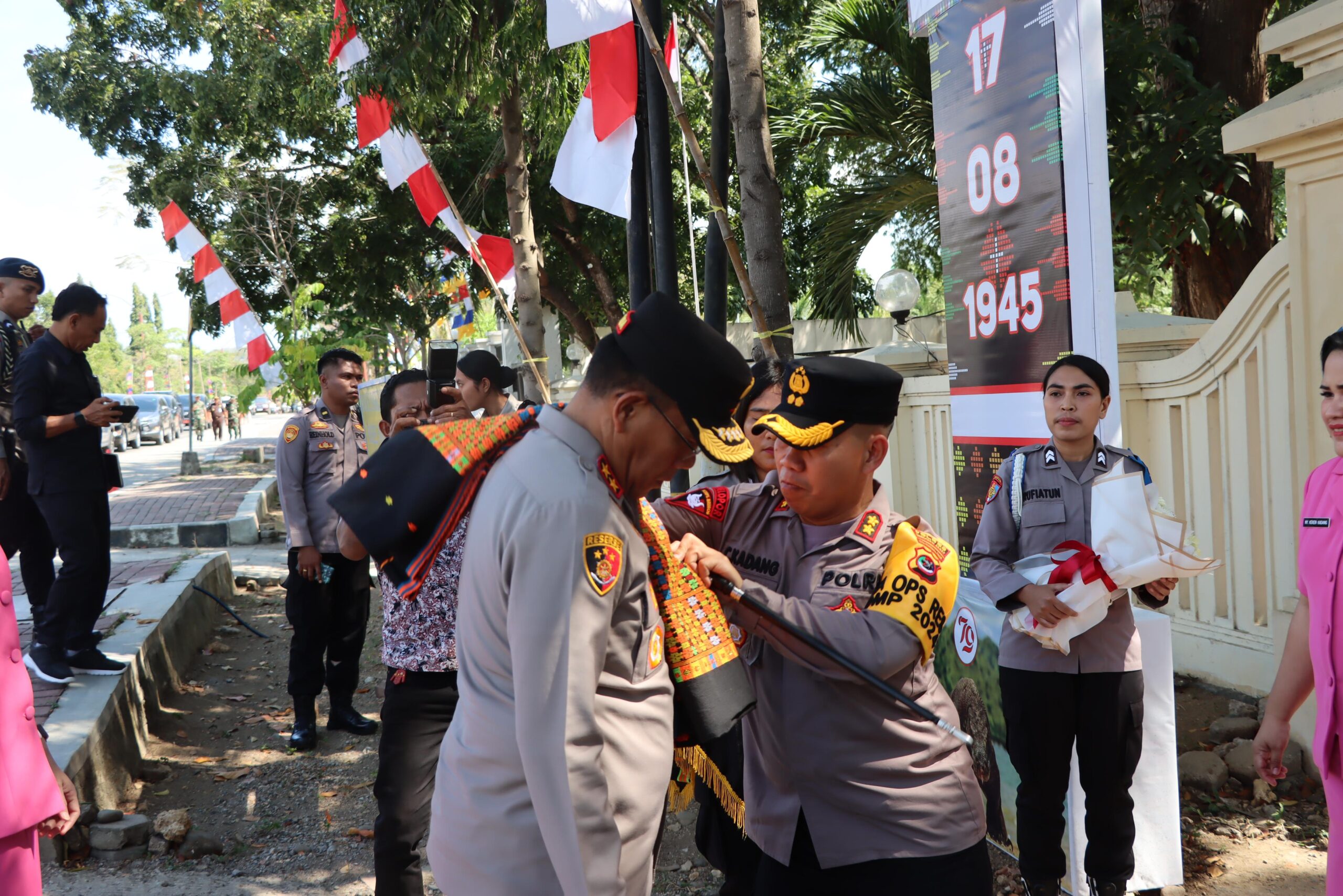 Kunjungan Kerja, Kapolda NTT Disambut Tradisi Kepok Curu di Labuan Bajo