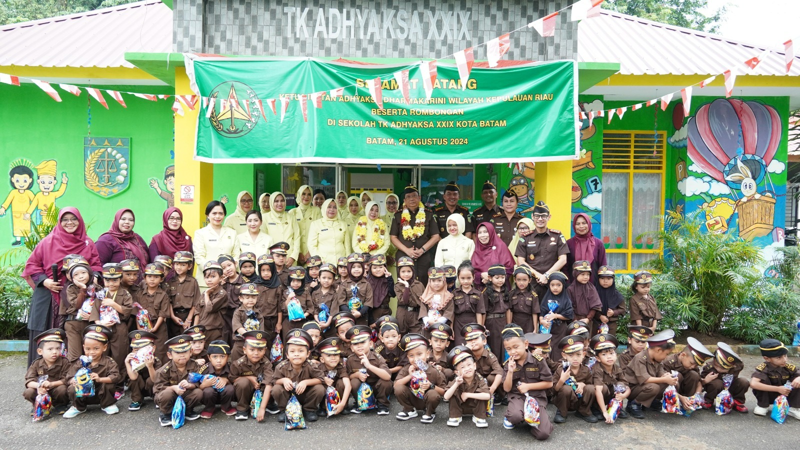 Kajati Kepri Bersama Ketua IAD Mengunjungi TK Adhyaksa XXIX Batam