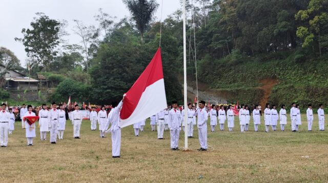 Siswa SMP Negeri 1 Sukamantri Menjadi Paskibra DalamUpacara Bendera HUT RI Ke 79 Tingkat Desa Cibeureum