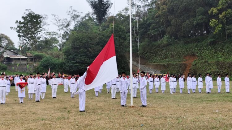 Siswa SMP Negeri 1 Sukamantri Menjadi Paskibra DalamUpacara Bendera HUT RI Ke 79 Tingkat Desa Cibeureum