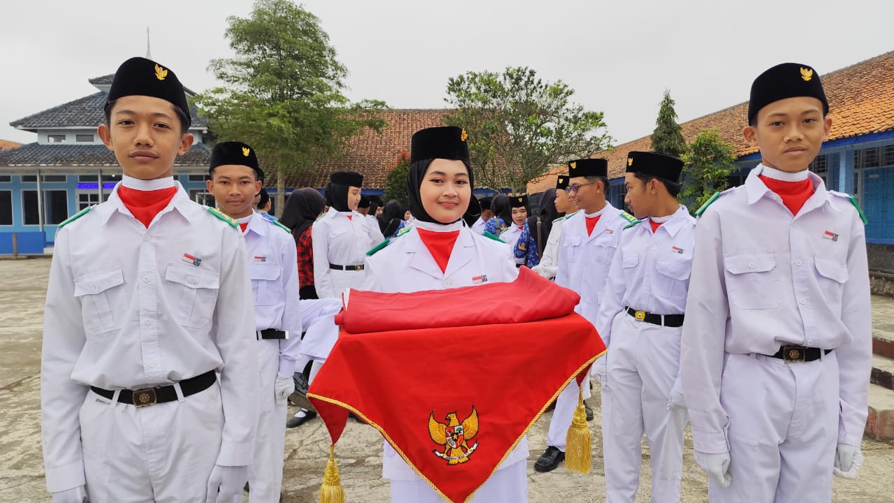 Siswa SMP Negeri 1 Sukamantri Menjadi Paskibra DalamUpacara Bendera HUT RI Ke 79 Tingkat Desa Cibeureum