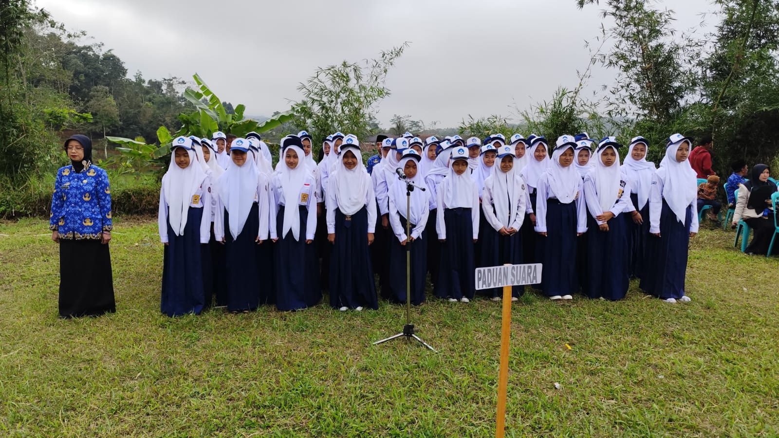 Siswa SMP Negeri 1 Sukamantri Menjadi Paskibra DalamUpacara Bendera HUT RI Ke 79 Tingkat Desa Cibeureum