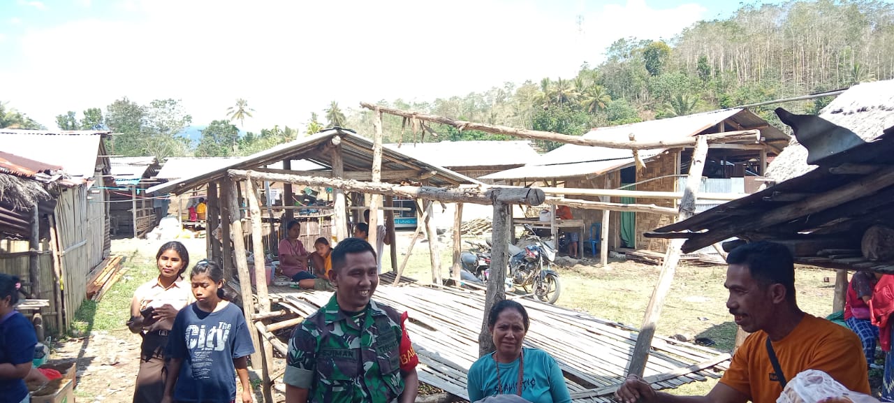 Jalin Komunikasi Babinsa Koramil 04/Tabundung Komsos Dengan Pedagang Pasar Tradisional