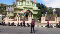 Sat Samapta Polres Sumba Barat Laksanakan Pengaturan Lalu Lintas di Depan Gereja Selama Ibadah