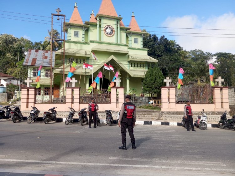Sat Samapta Polres Sumba Barat Laksanakan Pengaturan Lalu Lintas di Depan Gereja Selama Ibadah