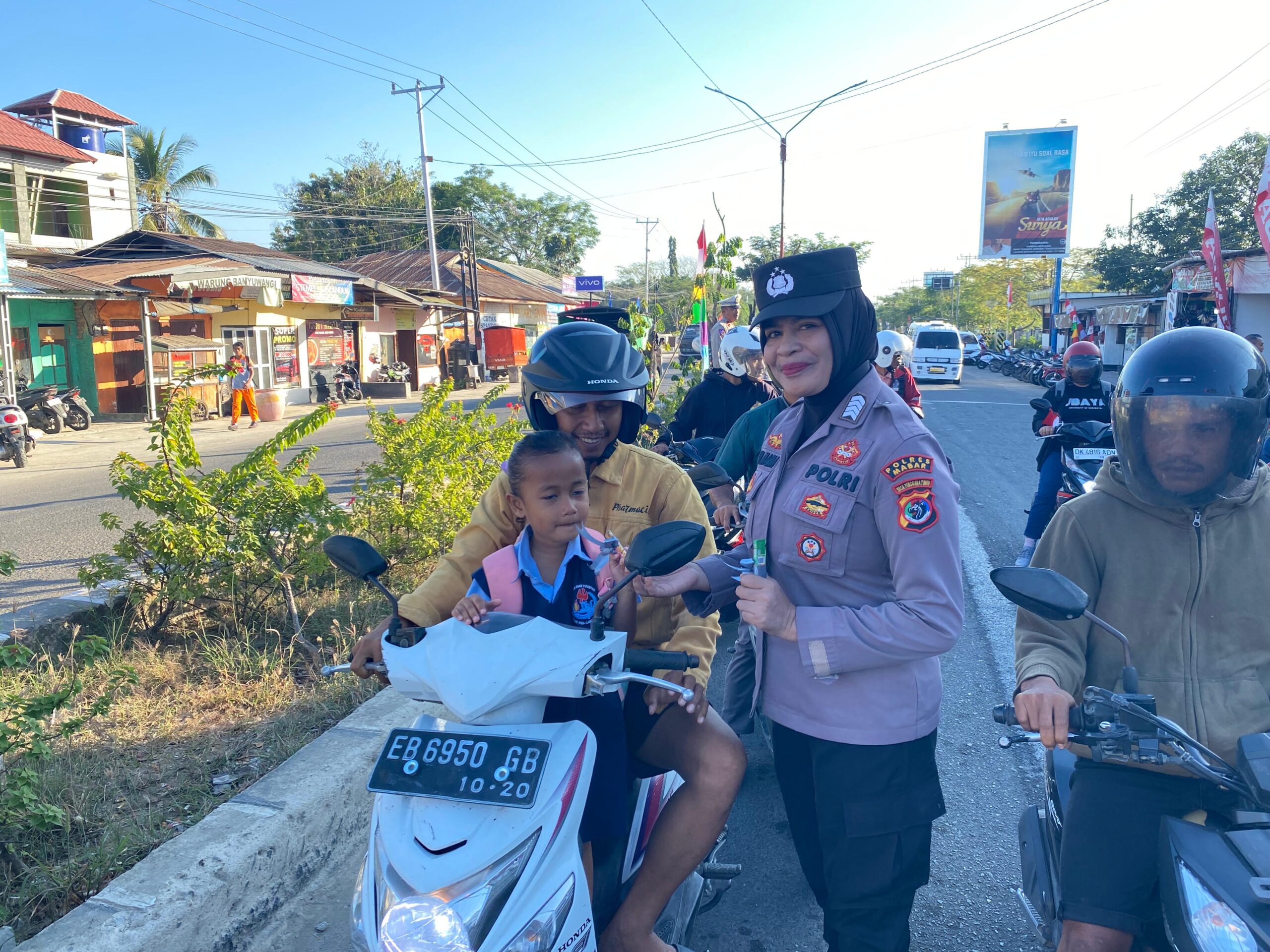 Jelang Hari Jadi Ke-76, Polisi Wanita Bagikan Bunga dan Coklat di Labuan Bajo