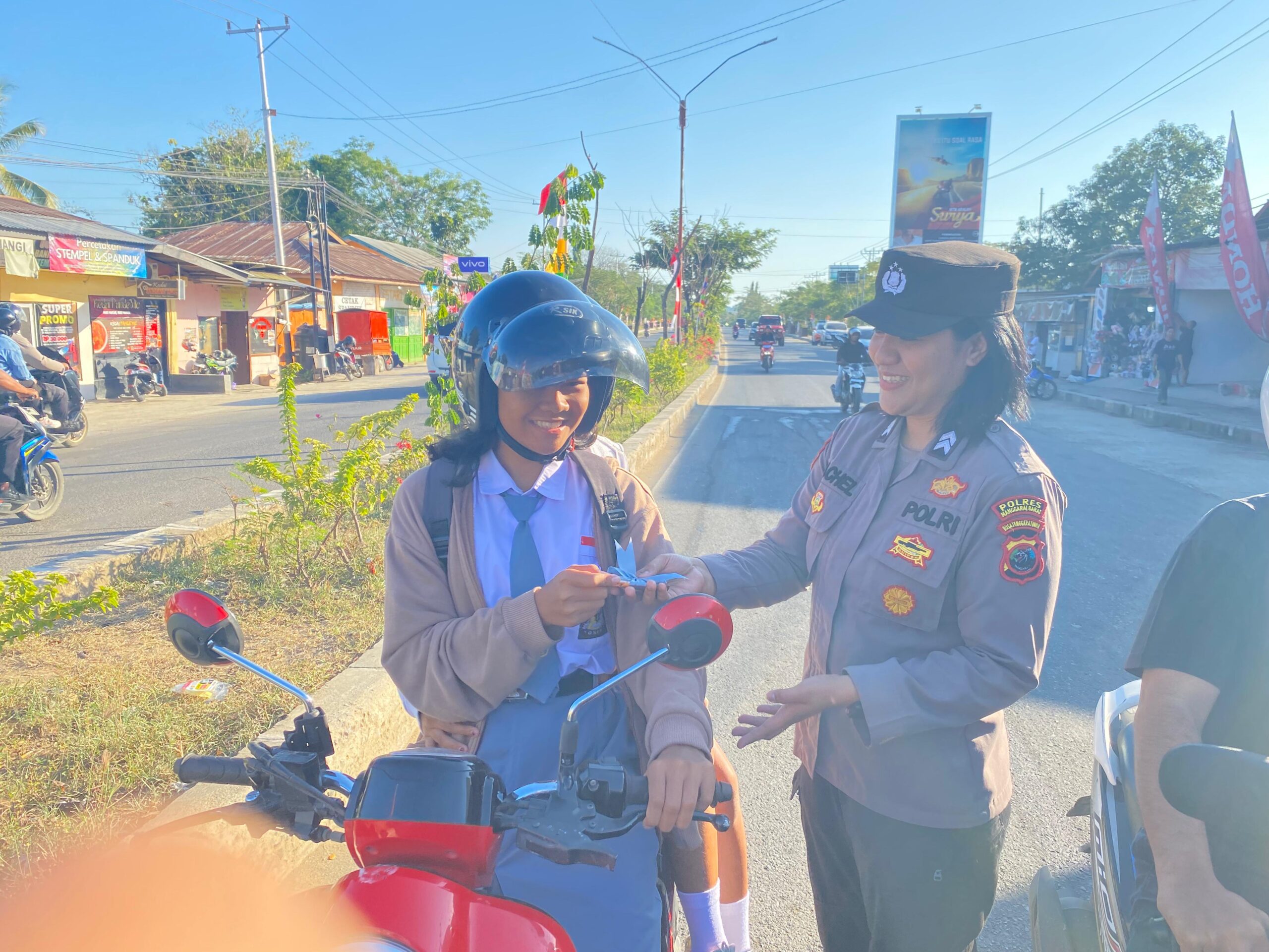 Jelang Hari Jadi Ke-76, Polisi Wanita Bagikan Bunga dan Coklat di Labuan Bajo