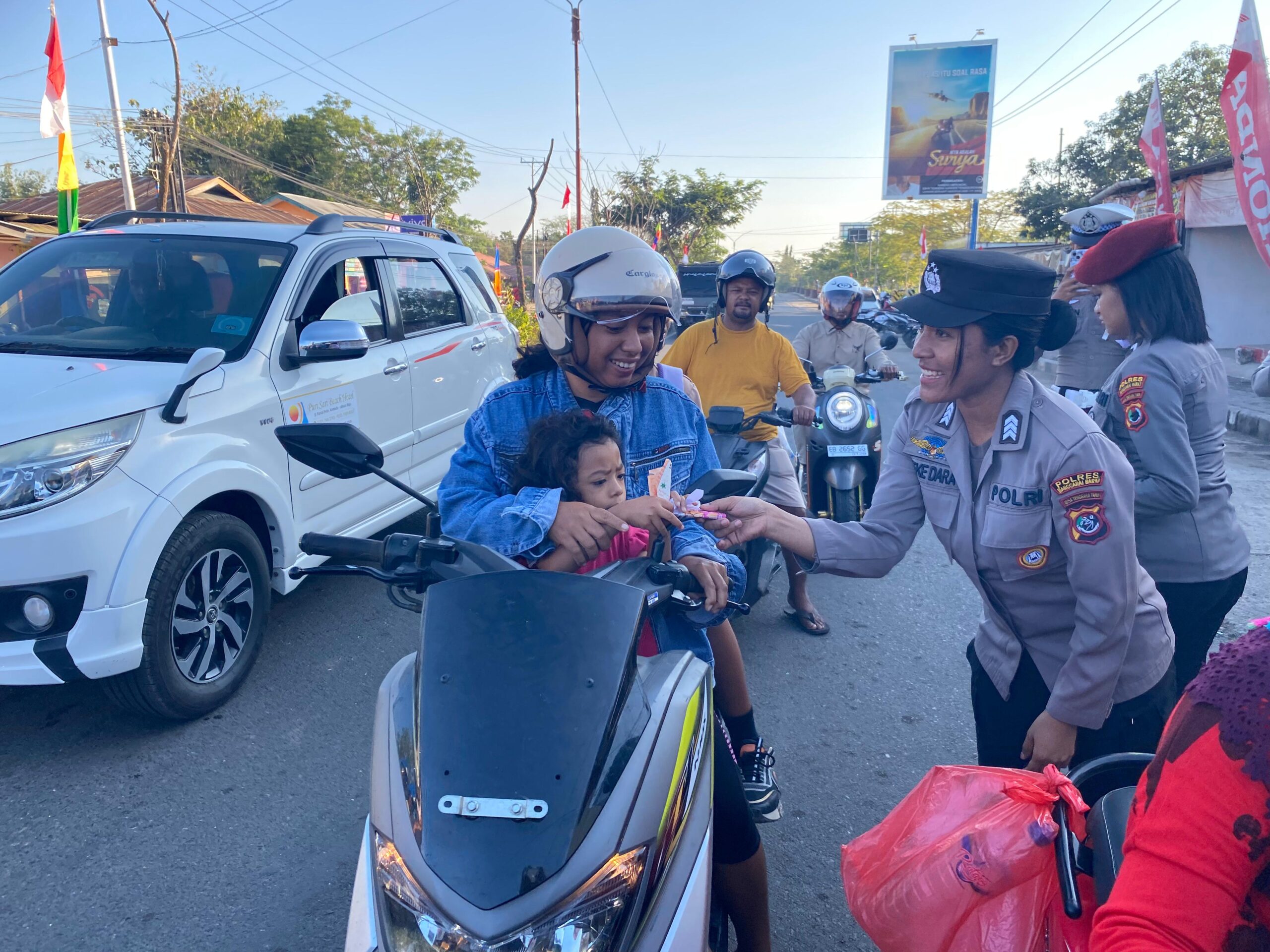 Jelang Hari Jadi Ke-76, Polisi Wanita Bagikan Bunga dan Coklat di Labuan Bajo