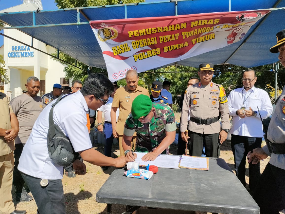 Kasdim 1601/Sumba Timur Apresiasi Pemusnahan Miras Operasi Pekat Turangga 2024