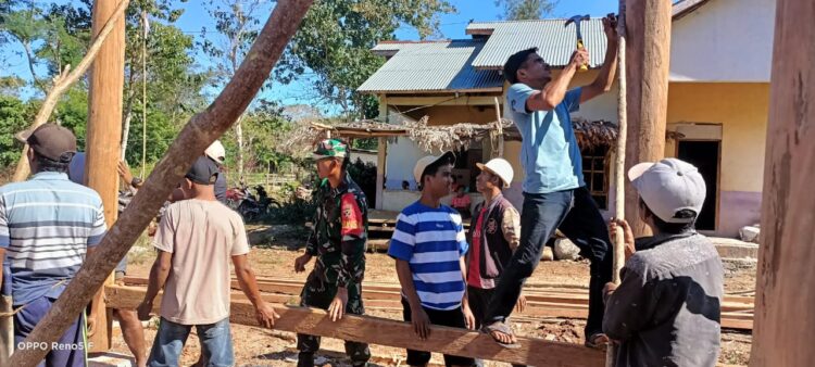Sinergi TNI Bersama Rakyat, Babinsa Kodim 1601/Sumba Timur Bantu Bangun Rumah Warga