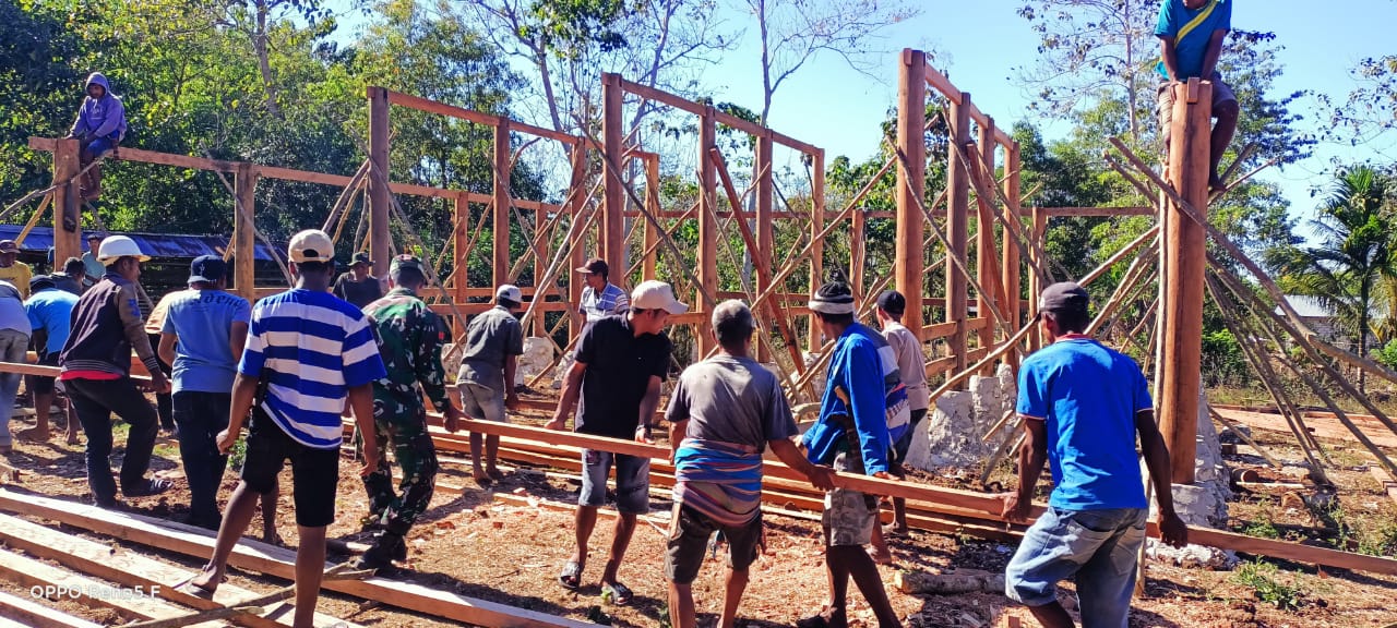 Sinergi TNI Bersama Rakyat, Babinsa Kodim 1601/Sumba Timur Bantu Bangun Rumah Warga