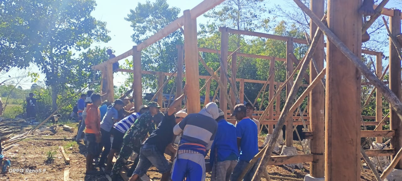 Sinergi TNI Bersama Rakyat, Babinsa Kodim 1601/Sumba Timur Bantu Bangun Rumah Warga