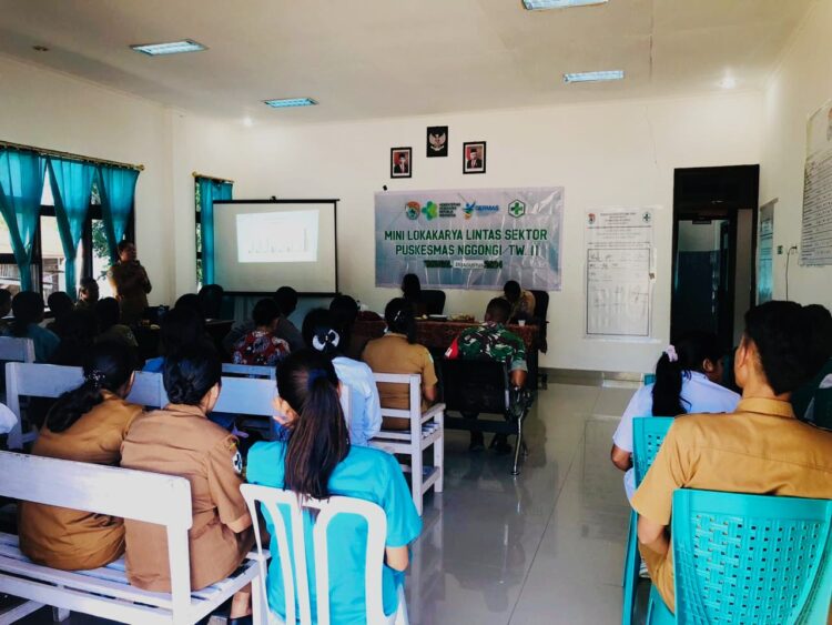 Babinsa Karera Hadiri Lokakarya Mini Lintas Sektor Bidang Kesehatan Puskesmas Nggongi