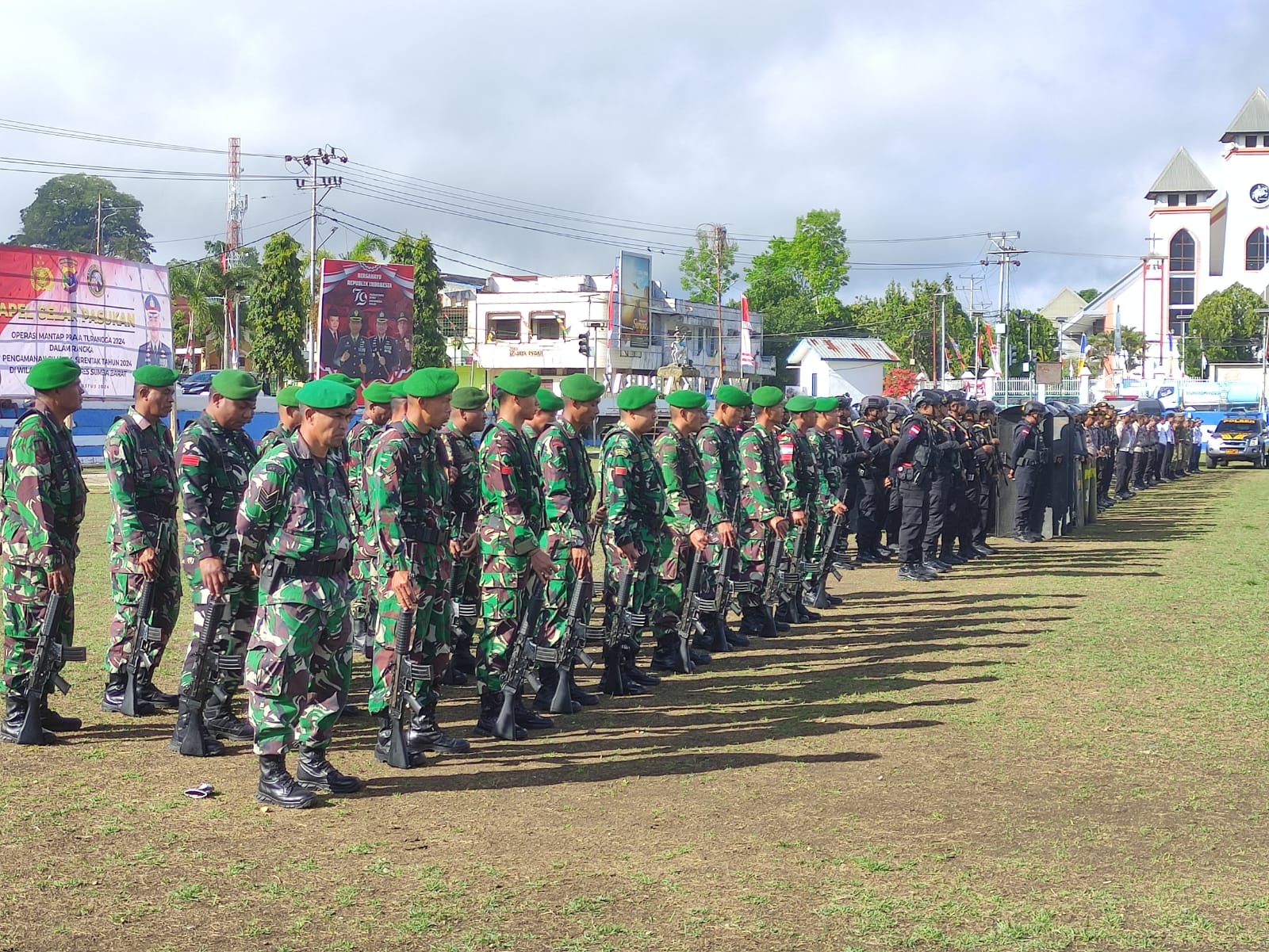 Dandim Beserta Personel Kodim 1613/Sumba Barat Mengikuti Apel Gelar Pasukan Operasi Mantap Praja Turangga 2024
