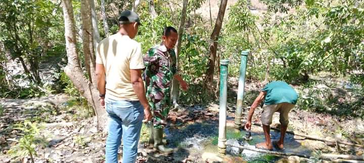 Jaga Fasilitas Kebutuhan Air Bersih Masyarakat, Babinsa Bersama Sekdes Cek Pompa Hidram