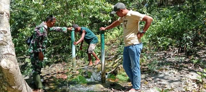 Jaga Fasilitas Kebutuhan Air Bersih Masyarakat, Babinsa Bersama Sekdes Cek Pompa Hidram
