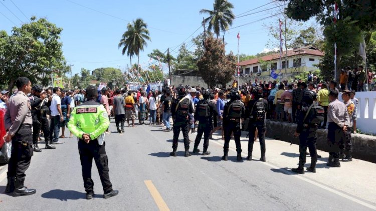 80 Personel TNI - POLRI di kerahkan Pada Pengamanan Hari Pertama Pendaftaran Bakal Calon Bupati dan Wakil Bupati Sumba Barat