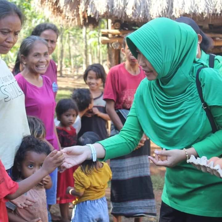 Ketua Persit KCK Cabang XVL Kodim 1629/SBD Berikan PMT Untuk Kurangi Stunting