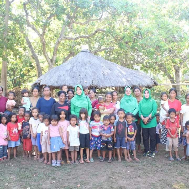 Ketua Persit KCK Cabang XVL Kodim 1629/SBD Berikan PMT Untuk Kurangi Stunting