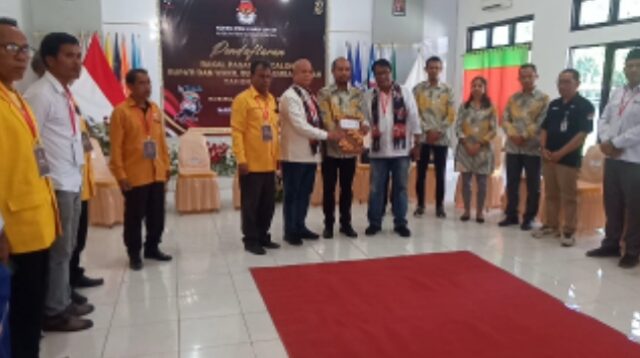 Paket Danky Mendaftarkan Diri Sebagai Bakal Colon Bupati dan Wakil Bupati di Kantor KPUD Pada Hari Kedua