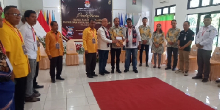 Paket Danky Mendaftarkan Diri Sebagai Bakal Colon Bupati dan Wakil Bupati di Kantor KPUD Pada Hari Kedua