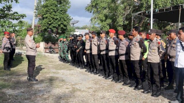 Polres Sumba Barat Lakukan Pengamanan Ketat Hari Ke - 2 Pendaftaran Bakal Calon Bupati dan Wakil Bupati Sumba Barat