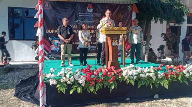 Ketua Komisi Pemilihan Umum (KPUD) Kab.Sumba Tengah, Fredy Umbu Bewa Guty Melaksanakan Konferensi Pers