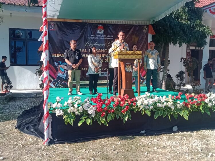 Ketua Komisi Pemilihan Umum (KPUD) Kab.Sumba Tengah, Fredy Umbu Bewa Guty Melaksanakan Konferensi Pers